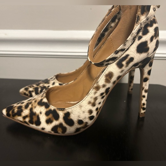 Sophia & Lee Classic Leopard Print Pointed Toe Heels - Picture 2 of 4